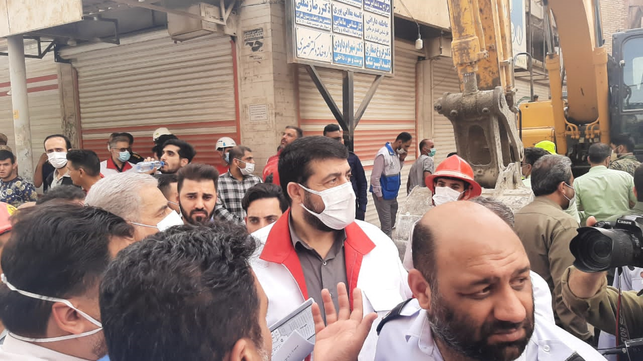 احتمال ریزش قسمت دیگری از ساختمان متروپل وجود دارد/شهروندان از محل حادثه فاصله گیرند